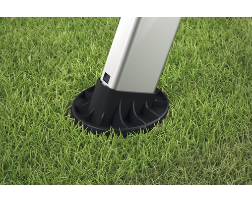 Detailní záběr patky sloupku na trávníku