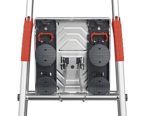 Detailní pohled na žebřík s plošinou, nožičkami a bezpečnostním madlem