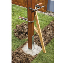 Dřevěný sloupek upevněný v betonovém základu pomocí šroubových svorek