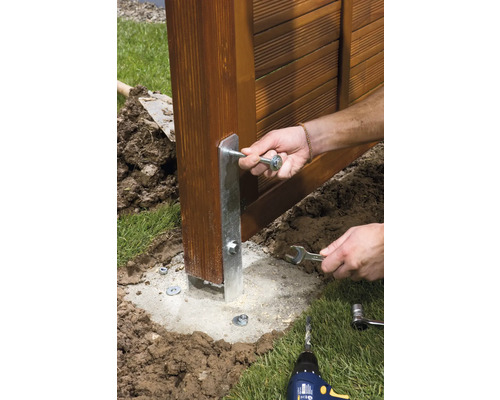 Montáž sloupku plotu s patkou v zahradě
