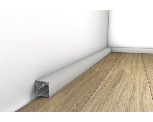 Hliníková podlahová lišta s vnitřním prostorem pro kabely na zdi