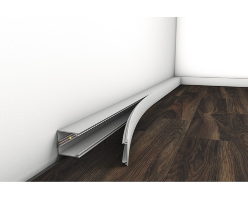 Nainstalovaná lišta na ochranu kabelů na stěně a podlaze