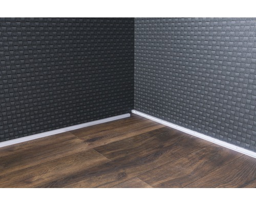 Roh místnosti s nástěnnými panely, soklovou lištou a laminátovou podlahou