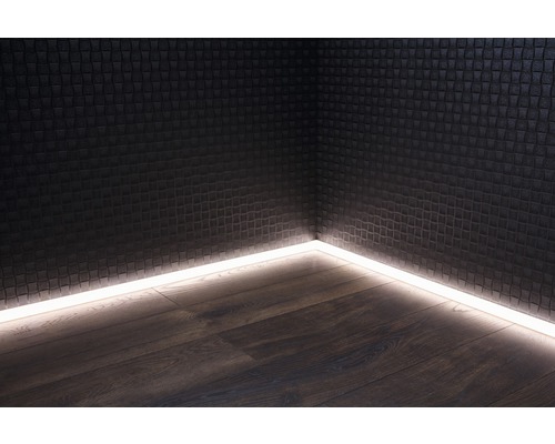 Stěnový panel s LED osvětlením a dřevěnou podlahou