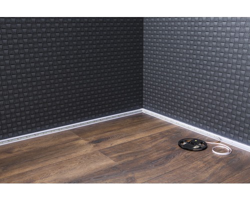 Roh místnosti s nástěnnými panely, LED páskem a laminátovou podlahou