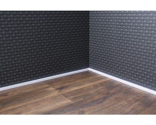 Roh místnosti s akustickými panely na stěně a laminátovou podlahou