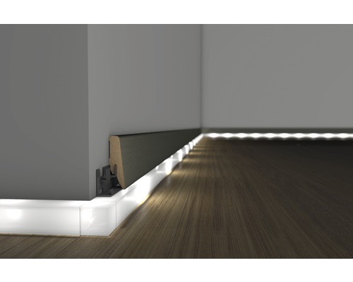 Scéna s podlahovými lištami s nepřímým osvětlením na stěně