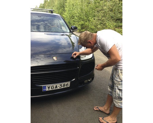 Muž leští auto leštidlem
