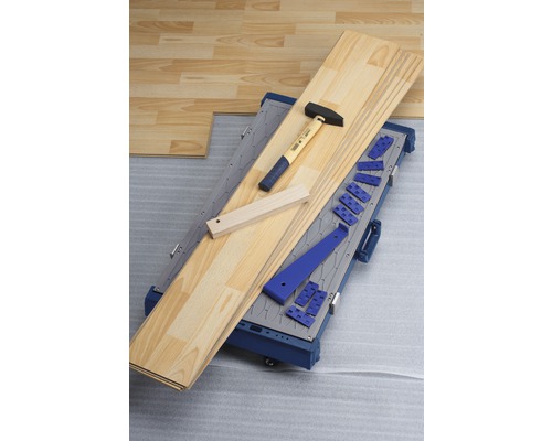 Nástroje a laminát na vozíku na pokládku podlah