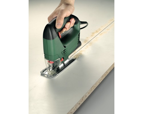 Přímočará pila řeže obrobek.