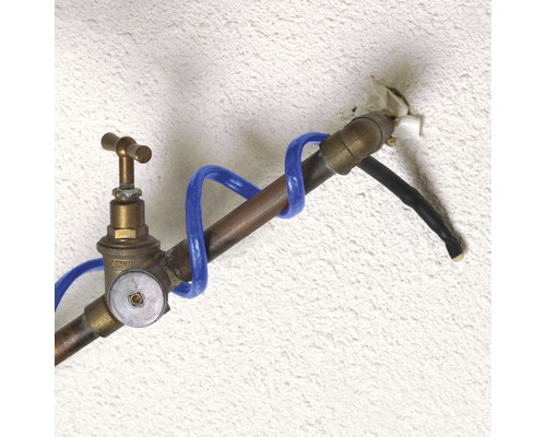 Vodovodní kohoutek s topným kabelem na potrubí