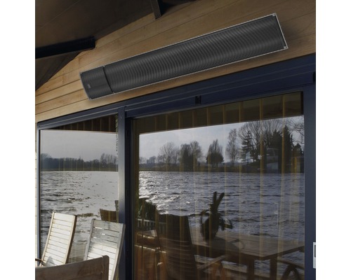 Stropní terasový ohřívač nad prosklenou stěnou s výhledem na jezero