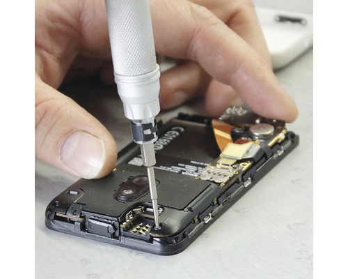 Oprava mobilního telefonu pomocí šroubováku
