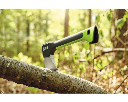 Sekera při sekání dřeva venku