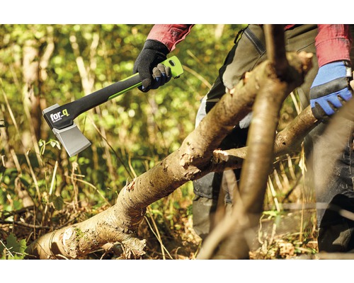 Osoba štípe kmen stromu sekerou značky for_q.