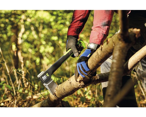 Osoba štípe větev sekerou značky for_q.