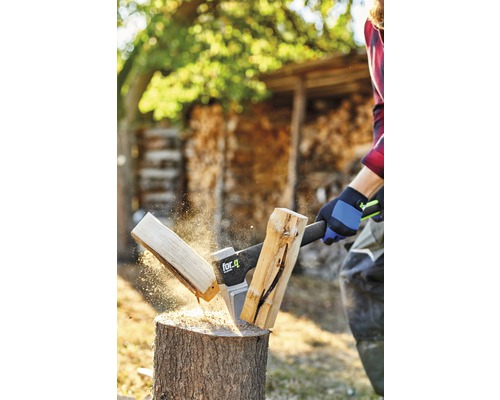 Štípačka dřeva v akci při štípání kmenů na špalku