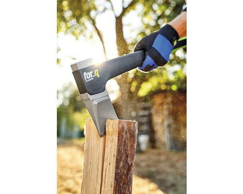 Štípač dřeva s logem For.q štípe špalek
