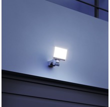 Čtvercový LED venkovní reflektor namontovaný na zdi.