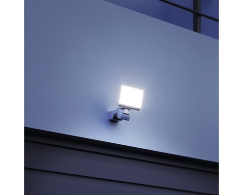 Čtvercový LED venkovní reflektor namontovaný na zdi.