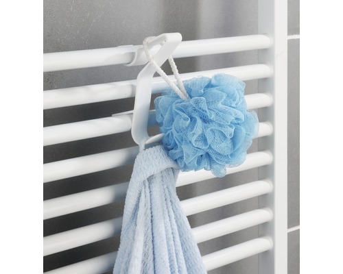 Držák na ručníky na radiátoru s ručníkem a koupelovou houbou