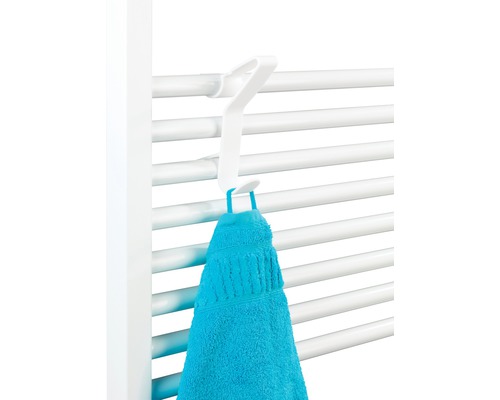 Ručník visí na háku na radiátoru