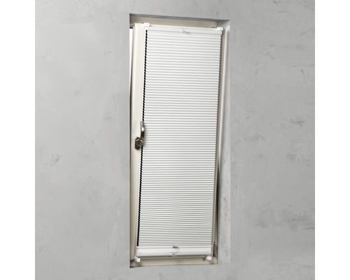 Plisé roleta na okně pro regulaci světla