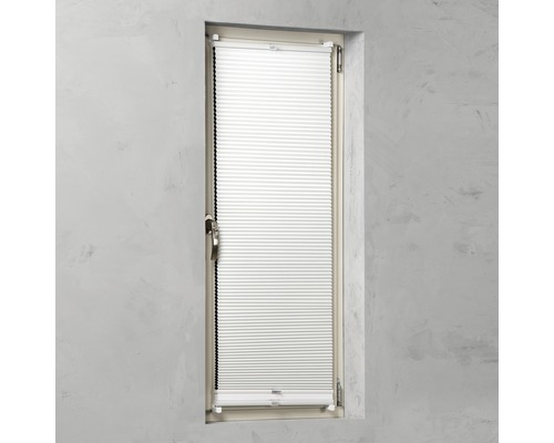 Okno s plisovanou žaluzií jako ochrana proti pohledům a slunci