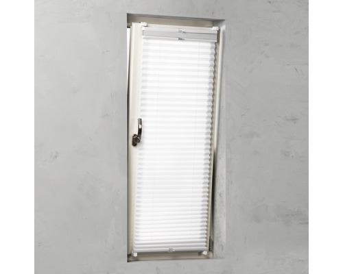 Bílá plisovaná roleta na okně pro regulaci světla a soukromí