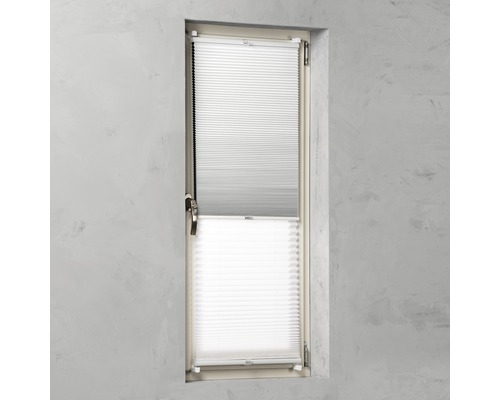 Okno s namontovanou skládanou roletou pro stínění a soukromí