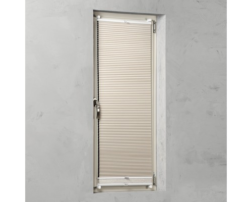 Plisé v okně pro regulaci světla a soukromí.