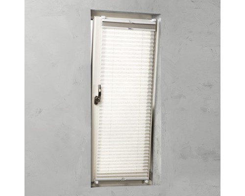 Plisé roleta na okně pro regulaci světla