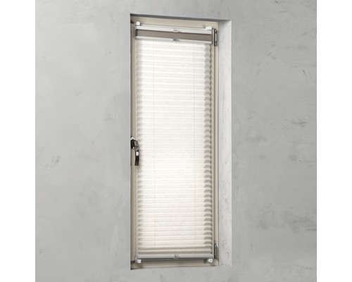 Plisé v okně pro regulaci světla a soukromí