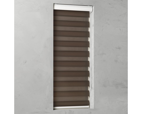 Okno s hnědou dvojitou roletou pro regulaci světla