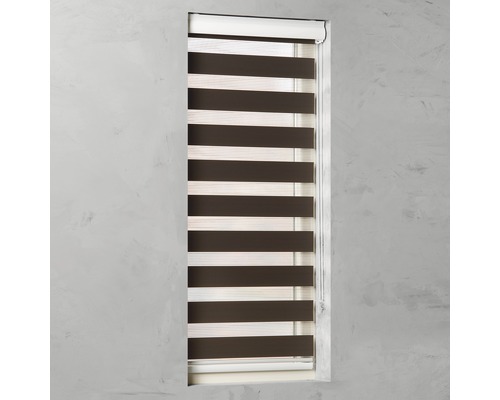 Okno se žaluzií s vodorovnými pruhy