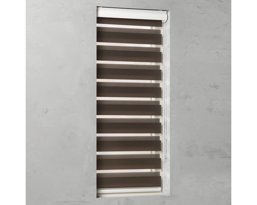 Okenní roleta se střídavě průhlednými a neprůhlednými pruhy