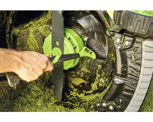 Čištění sekačky na trávu kartáčem od for_q