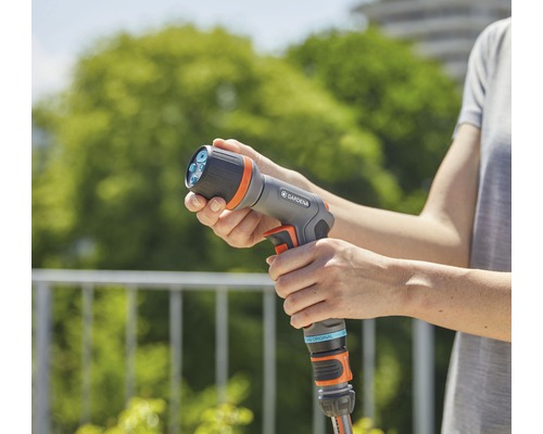 Osoba drží multifunkční sprchu Gardena.