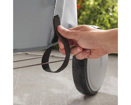 Detailní záběr krytu grilu s osobou držící smyčku