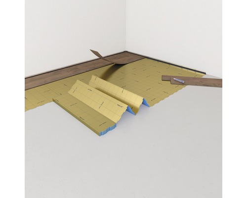 Pokládka laminátové podlahy na izolační podložku v místnosti.