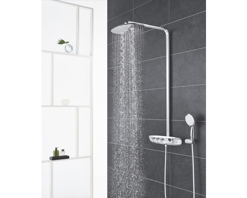 Sprchový systém s hlavovou sprchou, ruční sprchou a termostatem před šedou stěnou