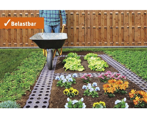 Zahradní cesta s odolnou zatravňovací dlažbou a kolečkem