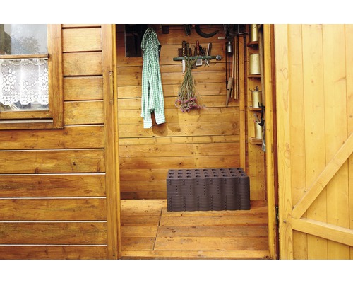 Interiér dřevěné kůlny se stohovacími květináči