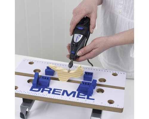 Logo Dremel, multifunkční nástroj používaný na pracovní desce