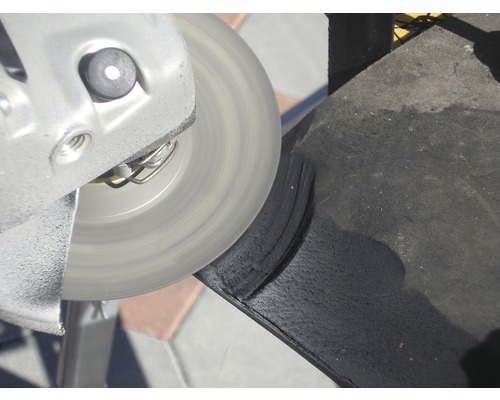 Brusný kotouč opracovává černý materiál.