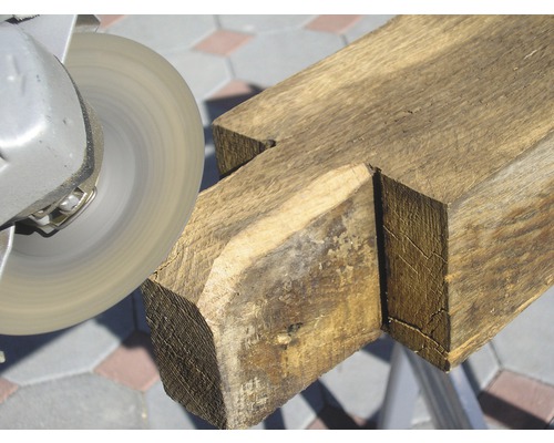 Dřevěný spoj se opracovává úhlovou bruskou.