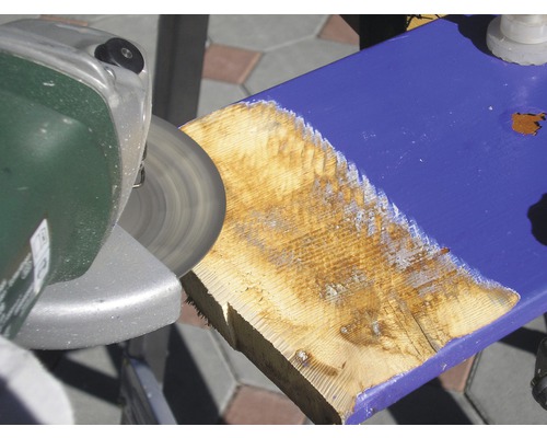 Bruska opracovává dřevěnou desku.