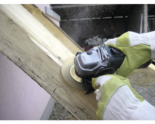 Osoba používá úhlovou brusku ke zpracování kusu dřeva.