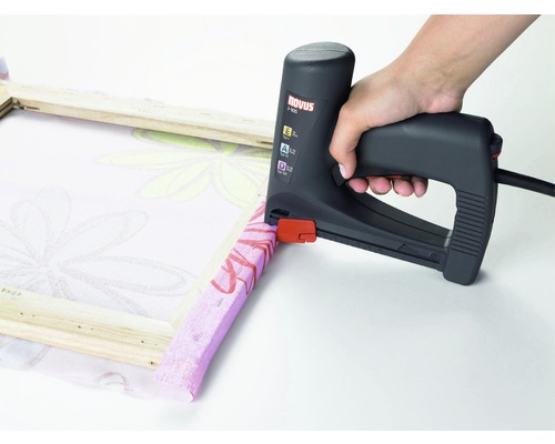 Elektrická sešívačka Novus J-105 při natahování plátna na rám
