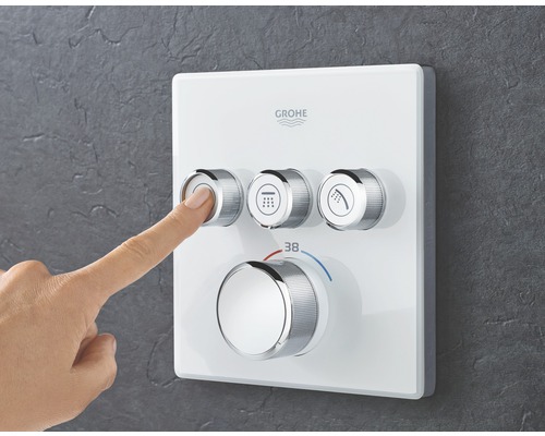Logo Grohe. Nástěnná sprchová baterie s regulátory pro nastavení teploty a výběr typu proudu.